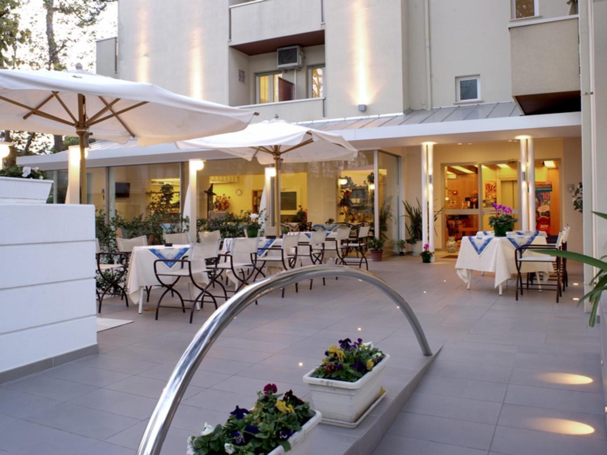 Hotel Nives Riccione Esterno foto